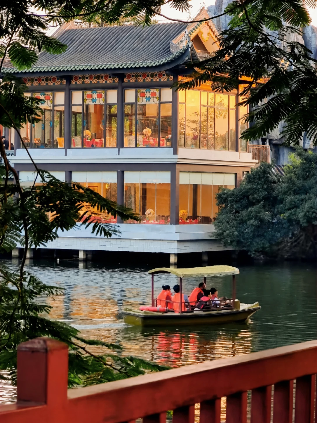 Liwan Lake scenery at the start of the Xiguan walk