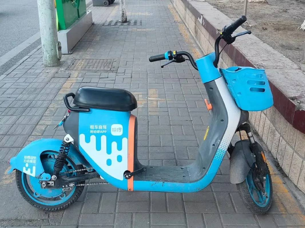 Hello e-scooters in China with baskets and helmets for short city rides