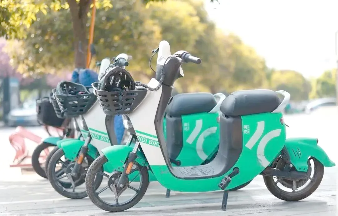 Qingju e-scooters in China with helmets and QR code locks